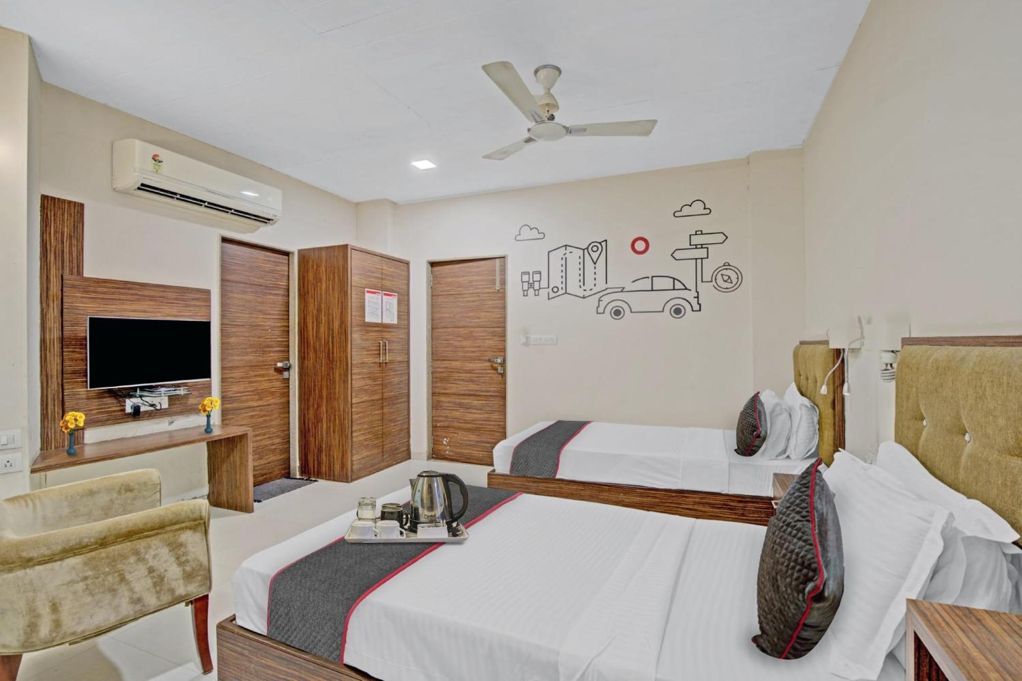 Hotel O The Kia Residency Hotel And Banquet Ahmedabad Exteriör bild