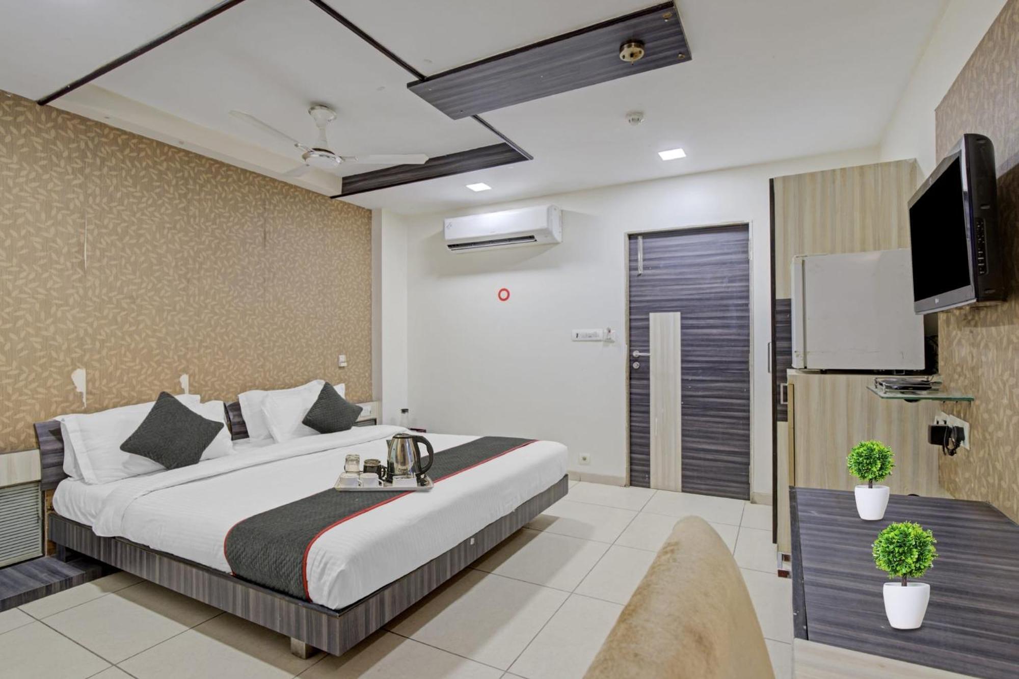 Hotel O The Kia Residency Hotel And Banquet Ahmedabad Exteriör bild