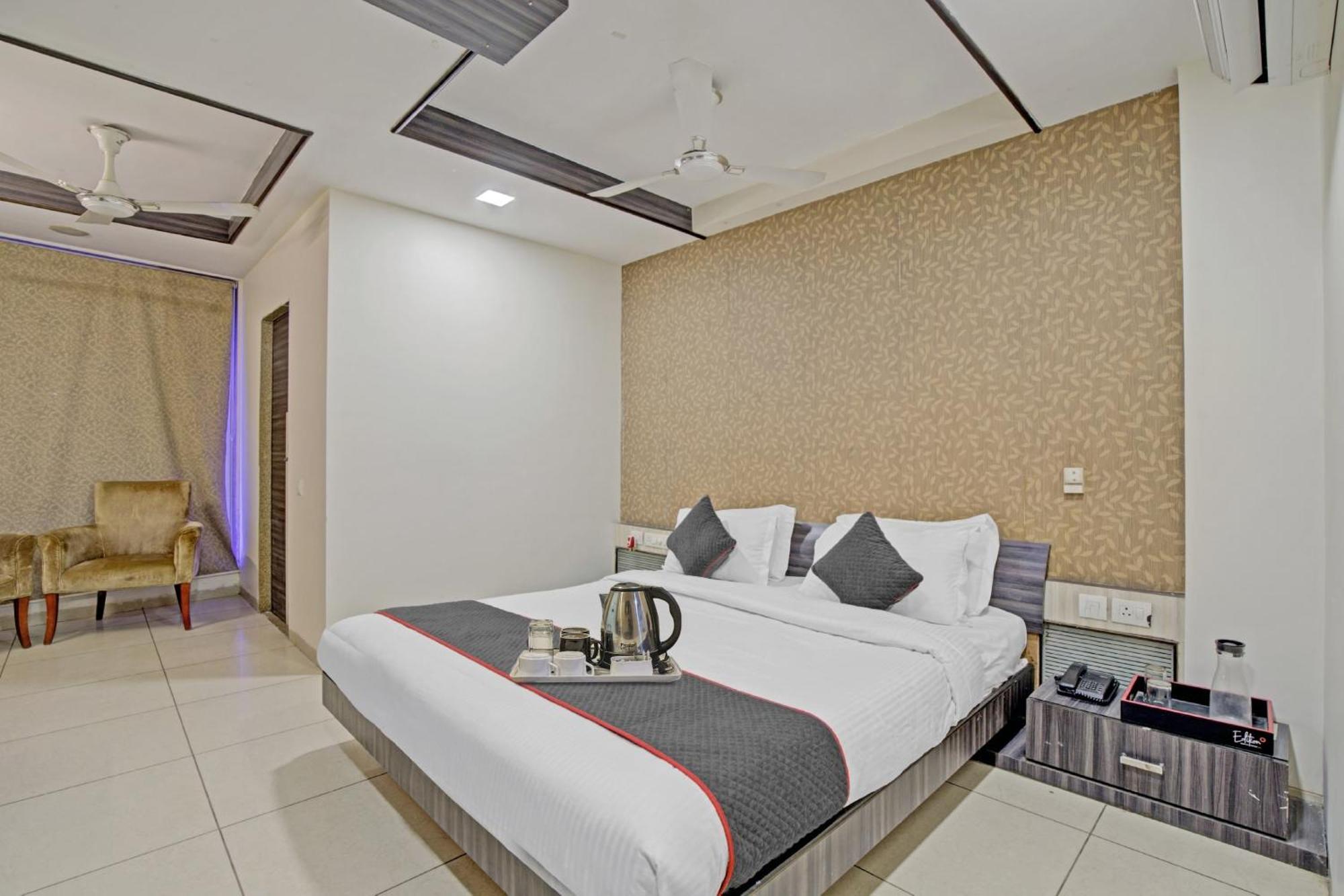 Hotel O The Kia Residency Hotel And Banquet Ahmedabad Exteriör bild