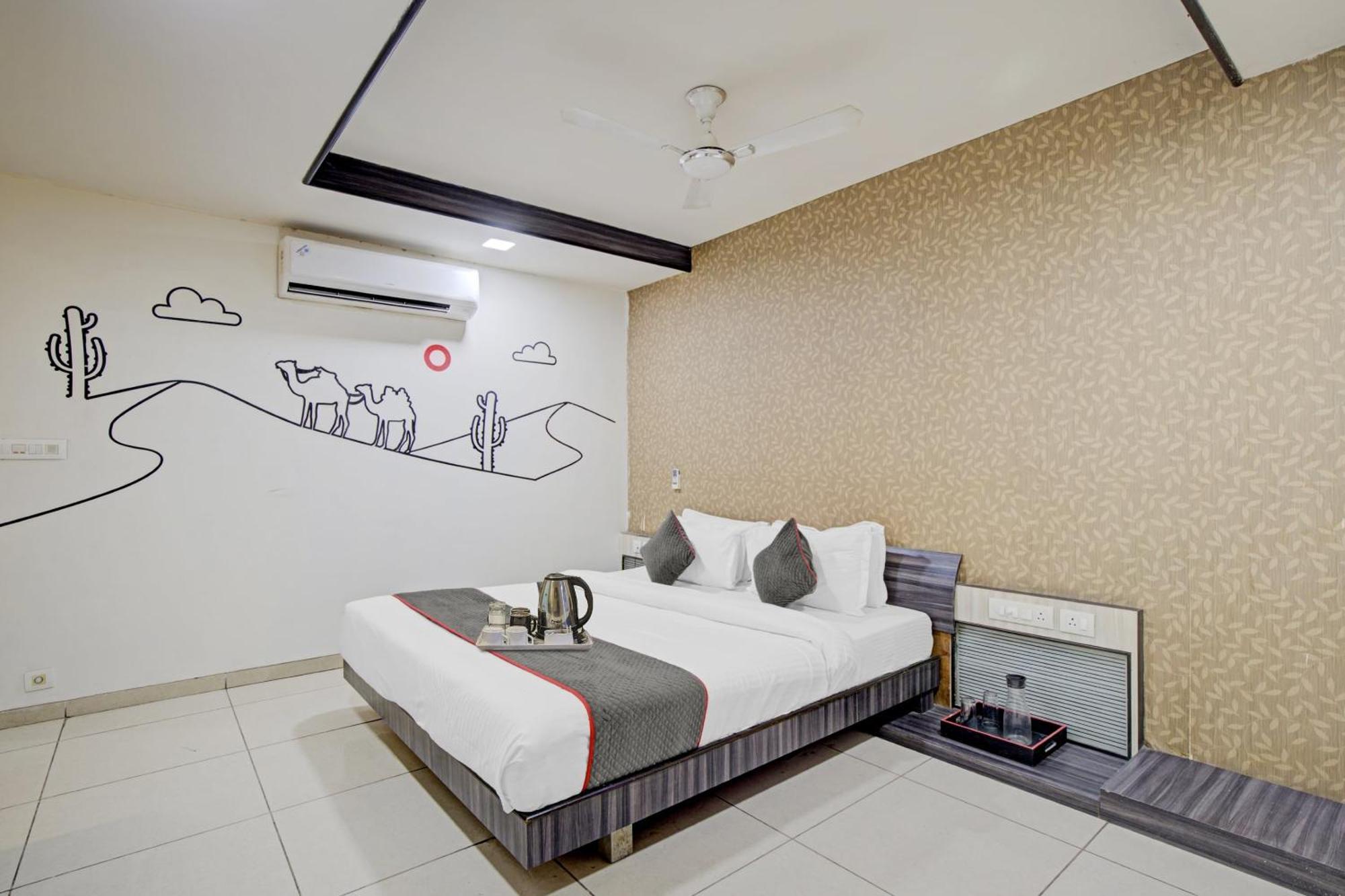 Hotel O The Kia Residency Hotel And Banquet Ahmedabad Exteriör bild