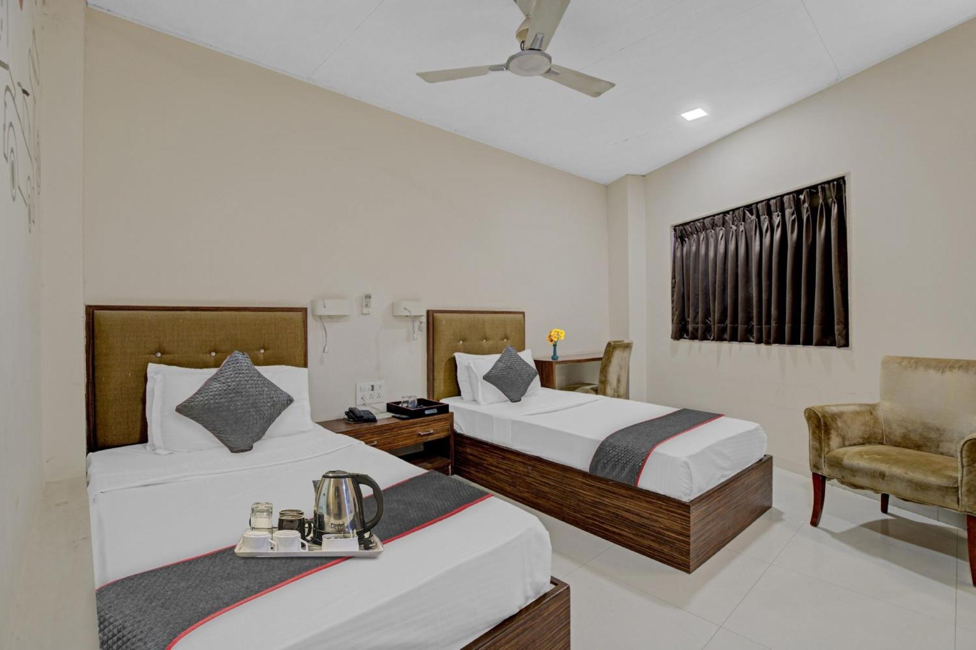 Hotel O The Kia Residency Hotel And Banquet Ahmedabad Exteriör bild