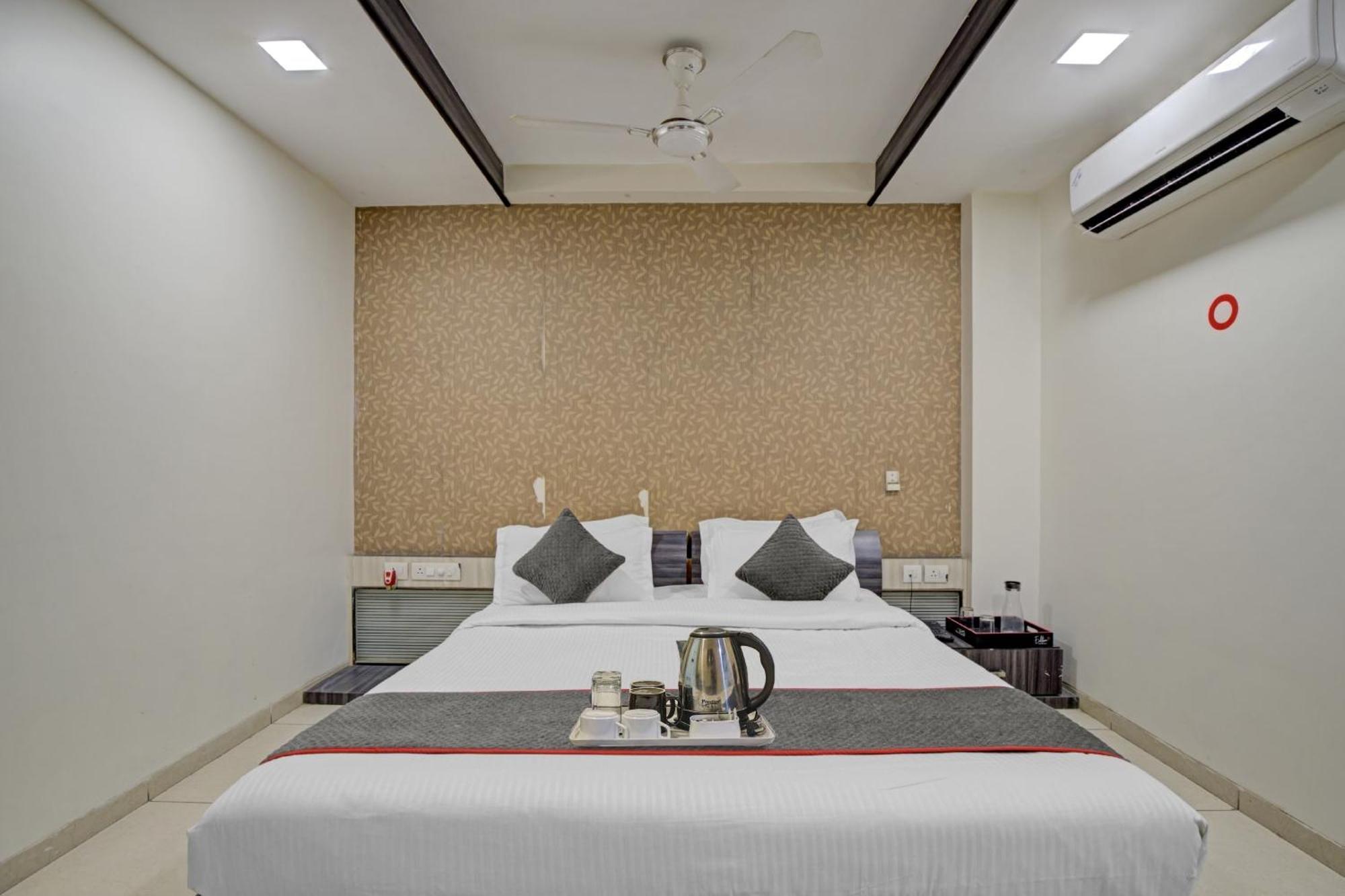 Hotel O The Kia Residency Hotel And Banquet Ahmedabad Exteriör bild