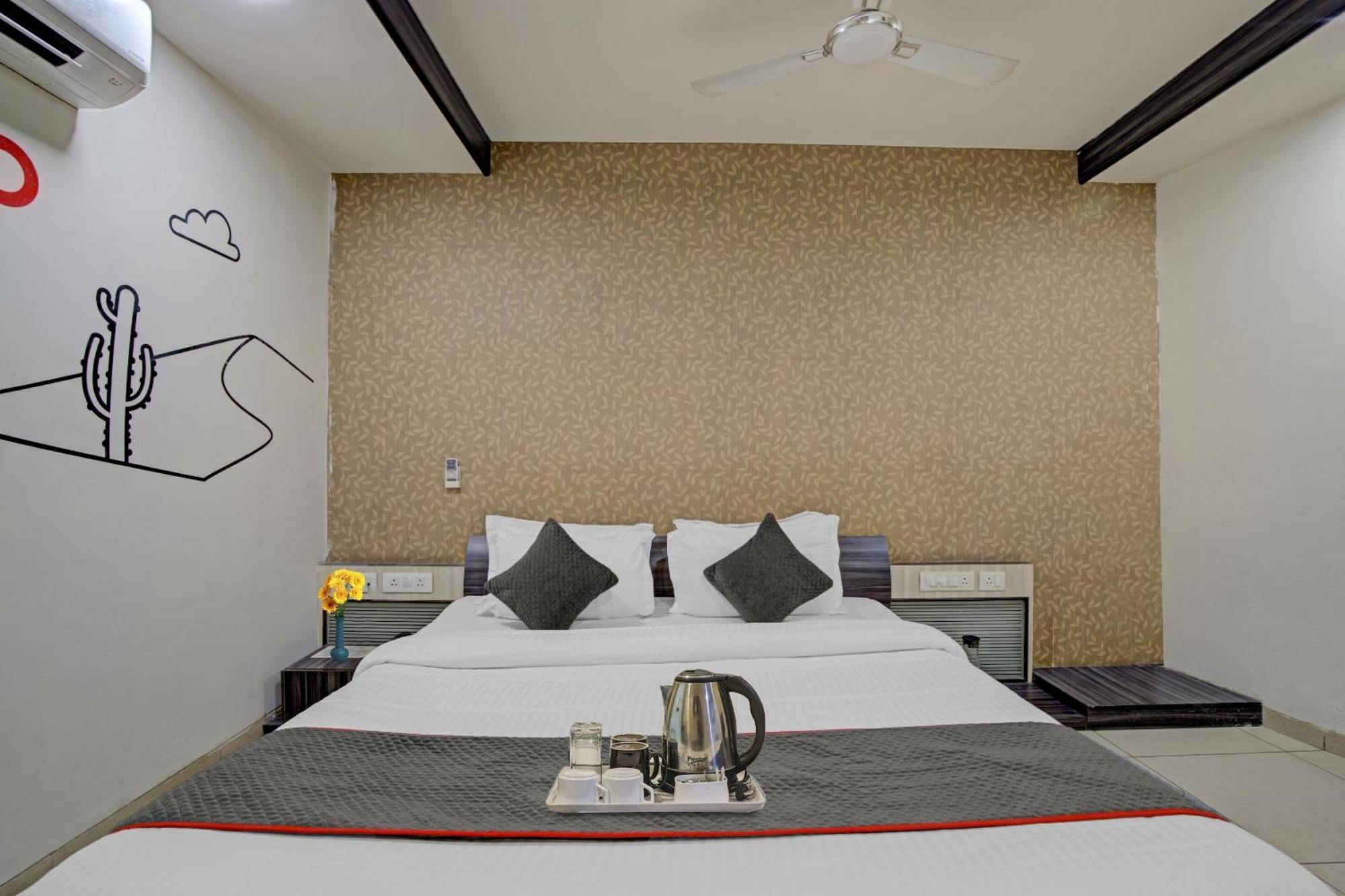 Hotel O The Kia Residency Hotel And Banquet Ahmedabad Exteriör bild