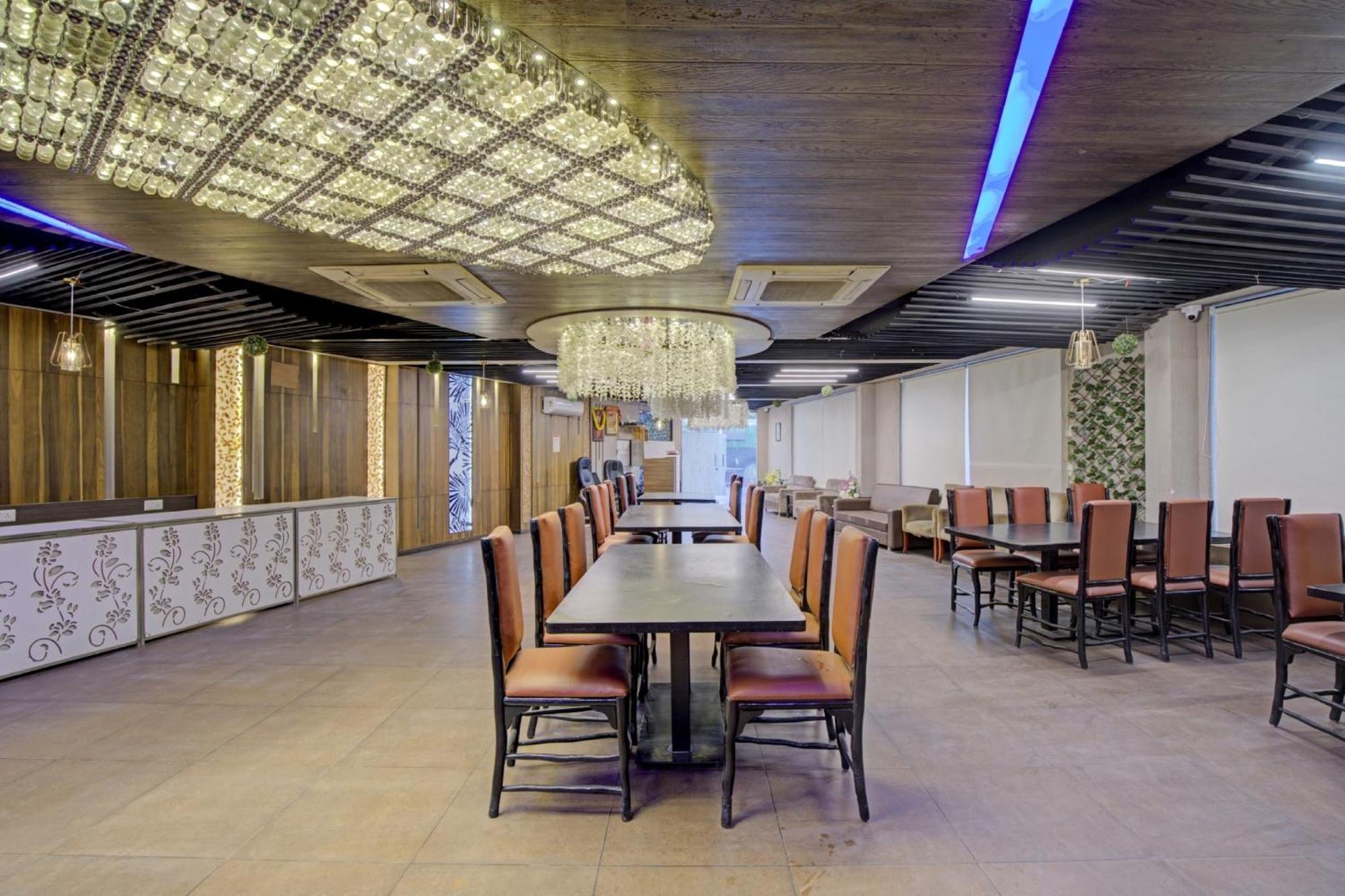 Hotel O The Kia Residency Hotel And Banquet Ahmedabad Exteriör bild